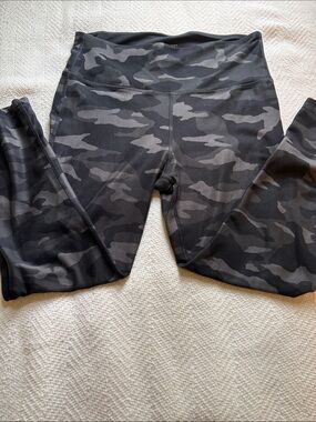 Marika Sport 21” black camo leggings